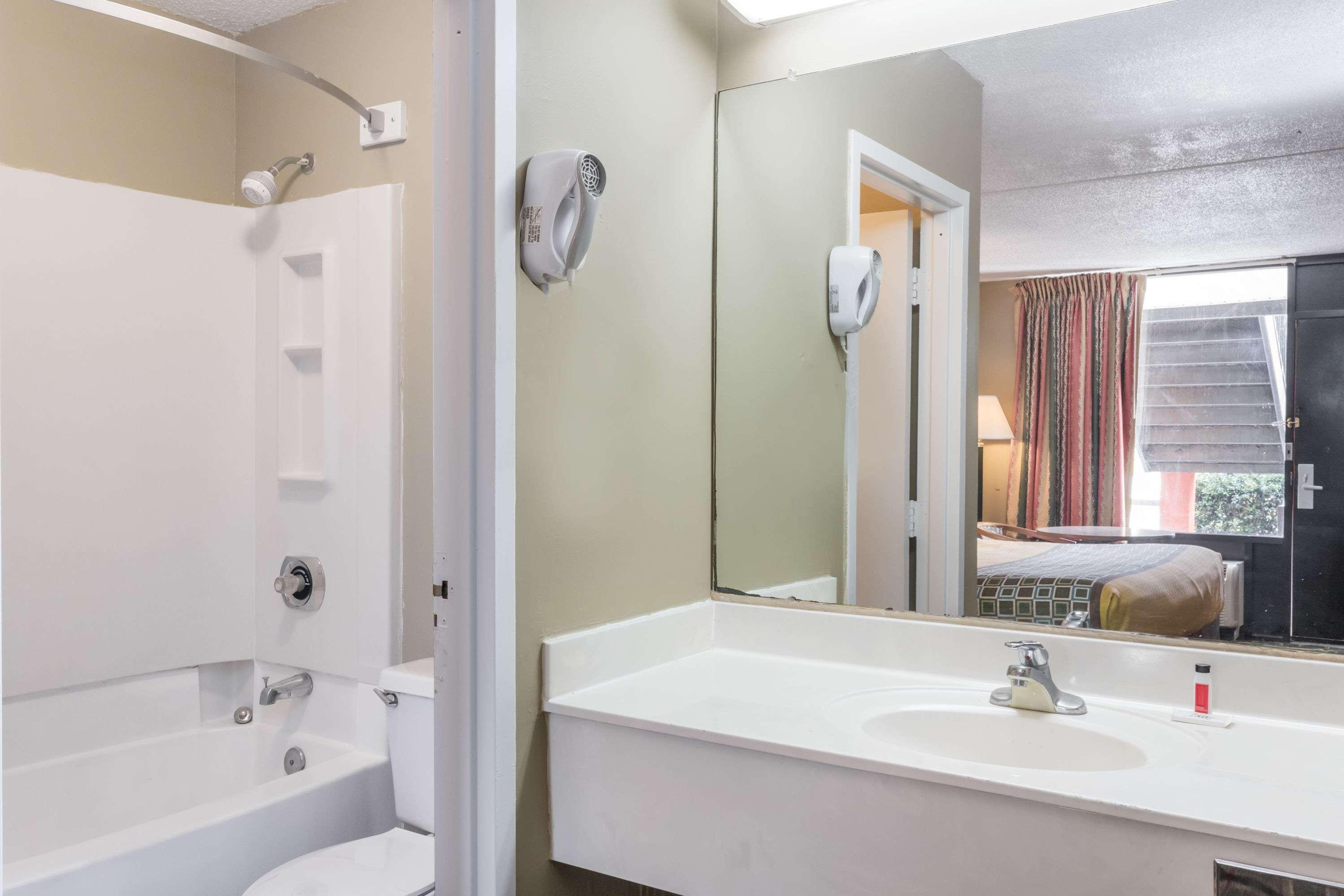 Travelodge By Wyndham Savannah Area/Richmond Hill Exteriör bild