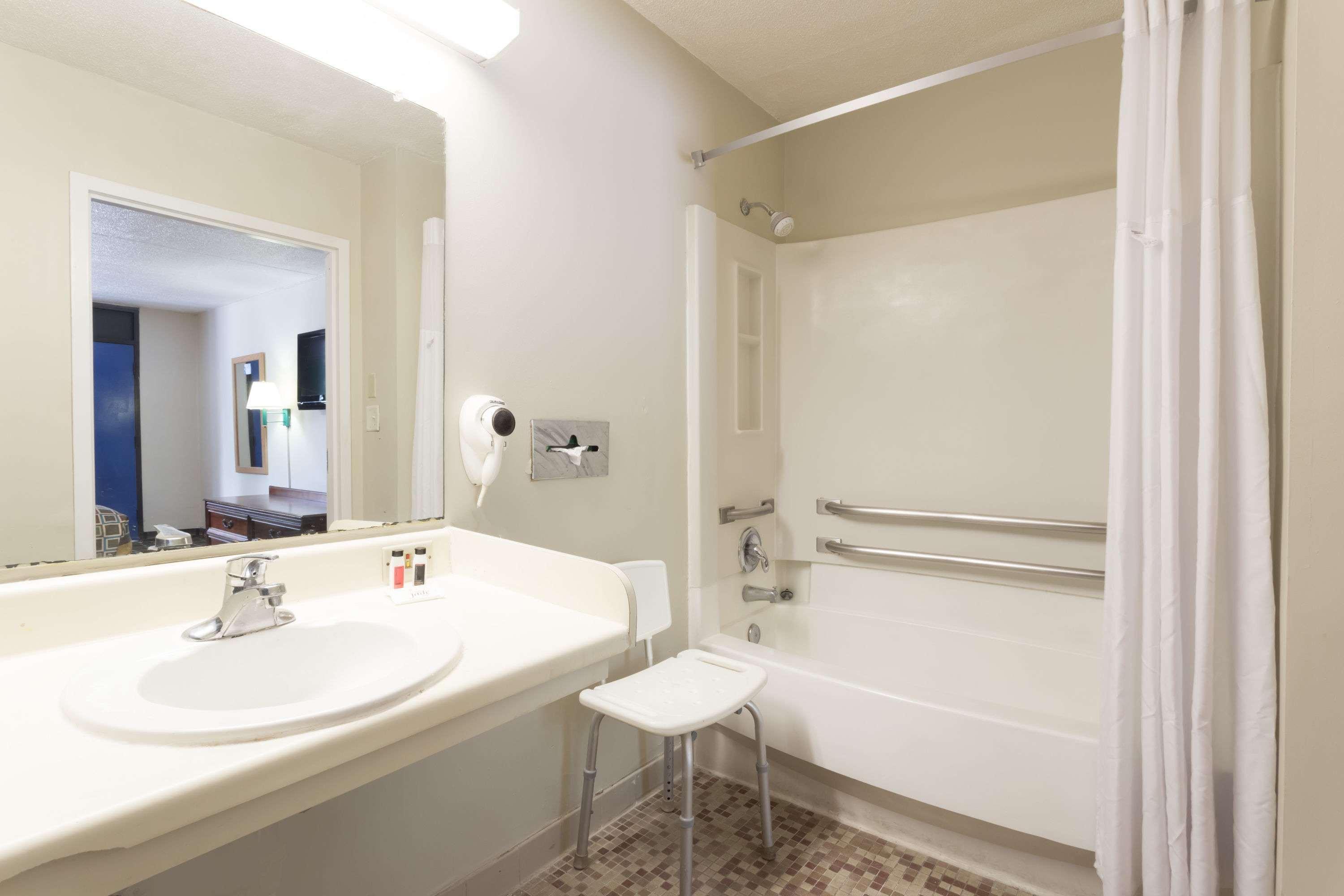 Travelodge By Wyndham Savannah Area/Richmond Hill Exteriör bild