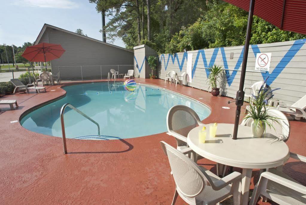 Travelodge By Wyndham Savannah Area/Richmond Hill Exteriör bild